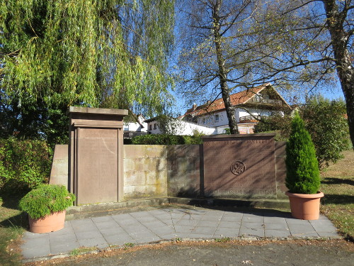 Ehrendenkmal für die Opfer des 2. Weltkrieges auf dem Friedhof Meimbressen in Calden