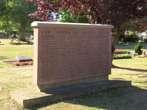 Ehrengrabstätte für die Opfer des 2. Weltkrieges auf dem Friedhof Calden