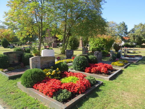 Doppelgrabstätten von Erdbestattungen auf dem Friedhof Calden