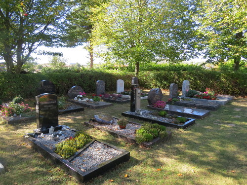 Einzelgrabstätten von Erdbestattungen auf dem Friedhof Calden