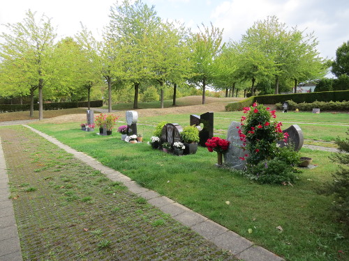 Rasengrabstätten von Beerdigungen auf dem Friedhof Bergshausen in Fuldabrück