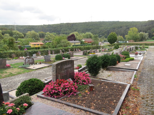 Doppelgrabstätten von Erdbestattungen auf dem Friedhof Dennhausen in Fuldabrück