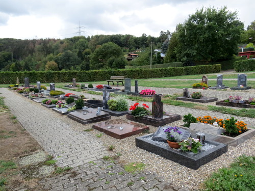 Doppelgrabstätten von Feuerbestattungen auf dem Friedhof Dennhausen in Fuldabrück