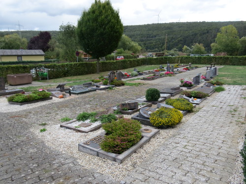 Doppelgrabstätten von Urnenbestattungen auf dem Friedhof Dennhausen in Fuldabrück