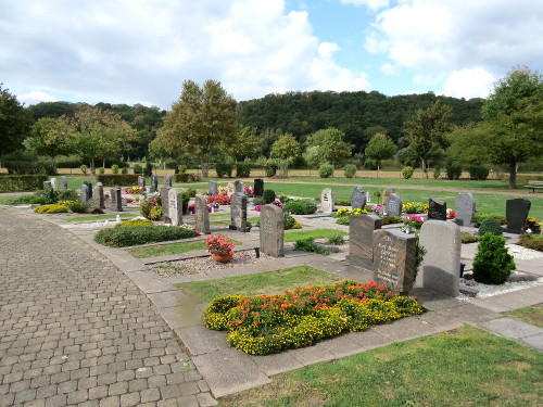 Einzelgrabstätten von Erdbestattungen auf dem Friedhof Dittershausen in Fuldabrück