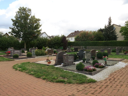 Doppelgrabstätten von Erdbestattungen auf dem Friedhof Dörnhagen in Fuldabrück