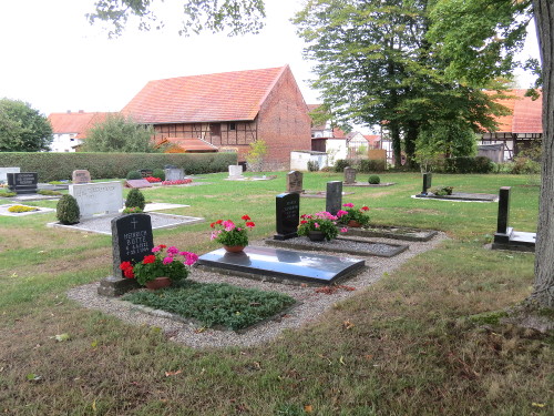 Einzelgrabstätten von Erdbestattungen auf dem Friedhof Dörnhagen in Fuldabrück