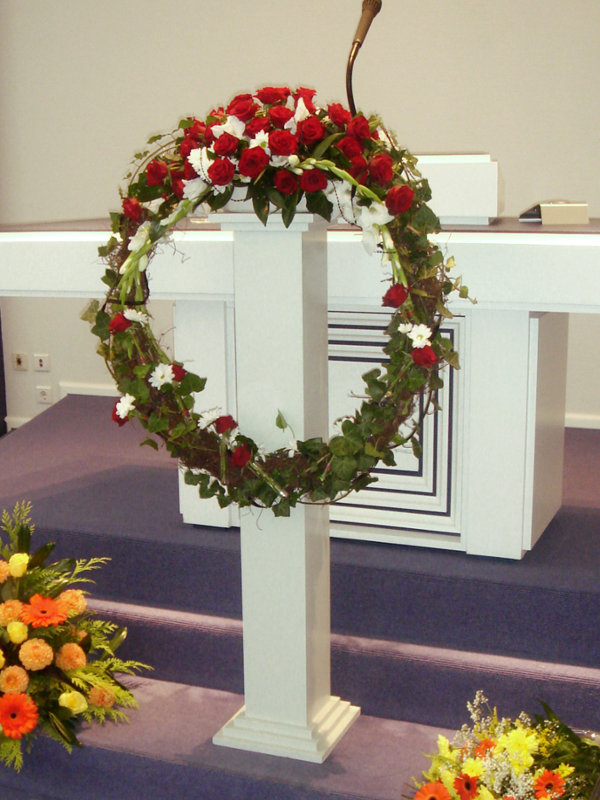 Altargesteck mit Rosen, Gladiolen und Chrysanthemen