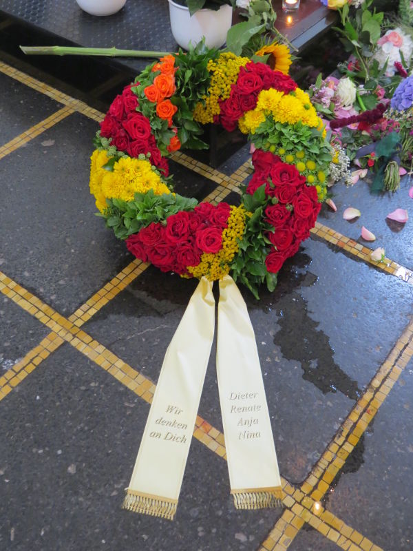 Trauerkranz mit Rosen, Gerbera und Solidaster Trauerkranz mit Rosen, Gerbera und Solidaster