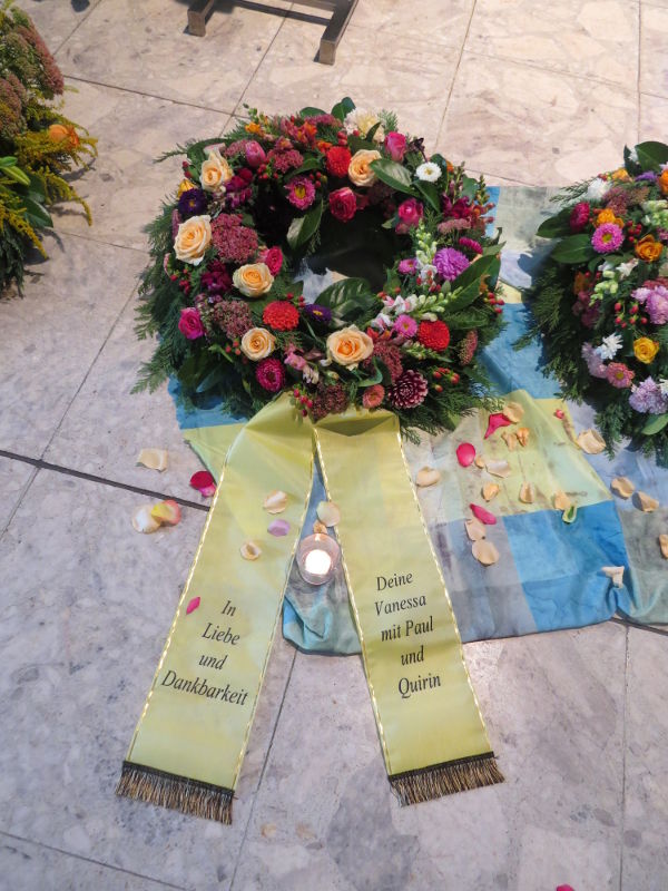 Trauerkranz mit Rosen, Astern und Dahlien Trauerkranz mit Rosen, Astern und Dahlien