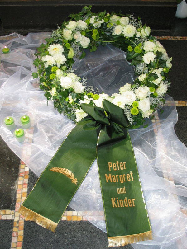 Trauerkranz mit Rosen, Dahlien und Calocephalus Trauerkranz mit Rosen, Dahlien und Calocephalus