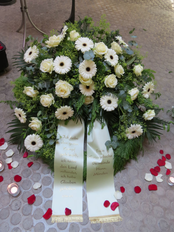 Trauerkranz mit Gerbera, Rosen und Alchemilla Trauerkranz mit Gerbera, Rosen und Alchemilla