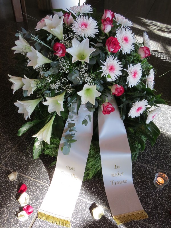 Trauerkranz mit Lilien, Rosen und Chrysanthemen Trauerkranz mit Lilien, Rosen und Chrysanthemen