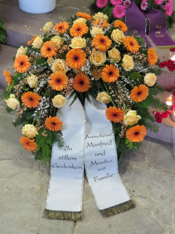 Trauerkranz mit Rosen und Gerbera Trauerkranz mit Rosen und Gerbera