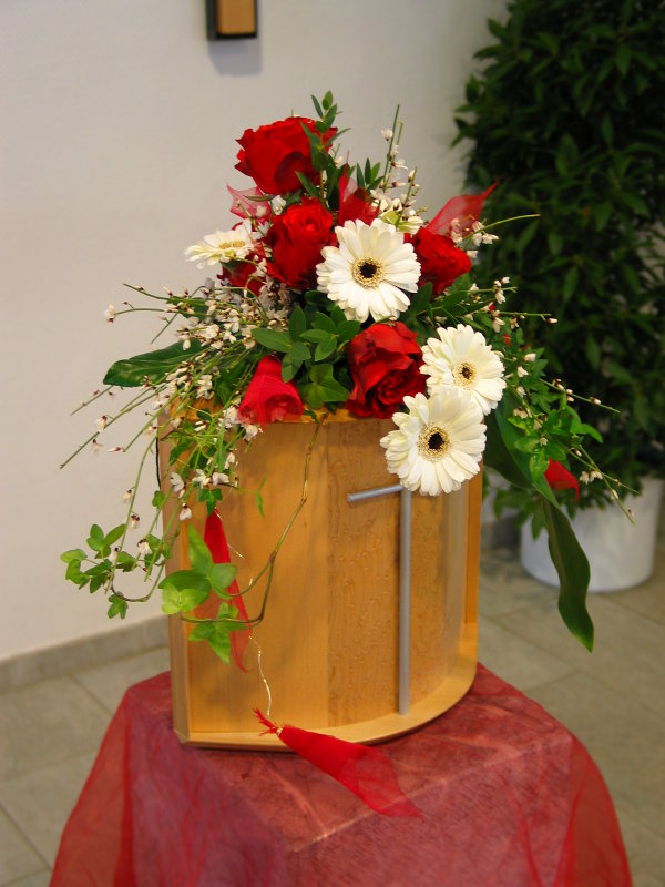 Urnengesteck mit Rosen und Gerbera, Holzurne