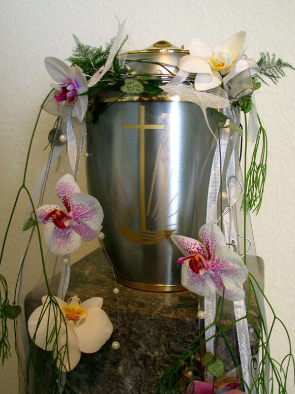 Urnengesteck mit Orchideen, Metallurne