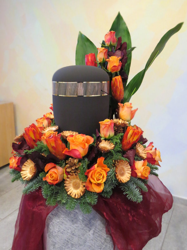 Urnenkranz mit Rosen, Biourne