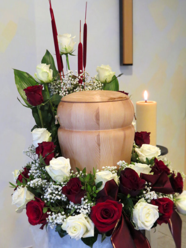 Urnenkranz mit roten und weißen Rosen, Holzurne