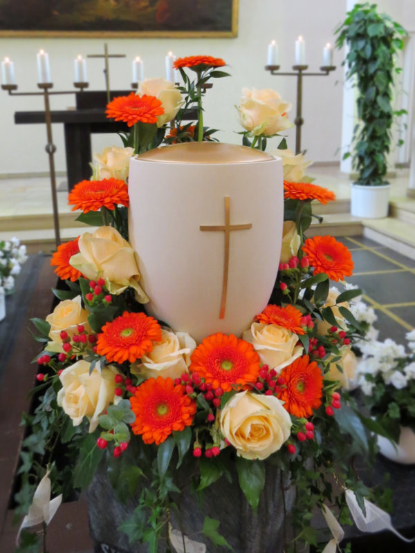 Urnenkranz mit Rosen und Gerbera, Bio-Keramikurne