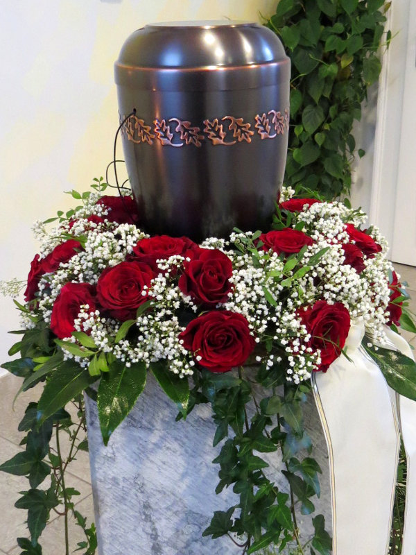 Urnenkranz mit roten Rosen, Metallurne