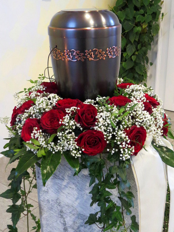 Urnenkranz Mit Roten Rosen Metallurne Holzapfel Bestattungen Urnenkranz Mit Roten Rosen Metallurne Holzapfel Bestattungen