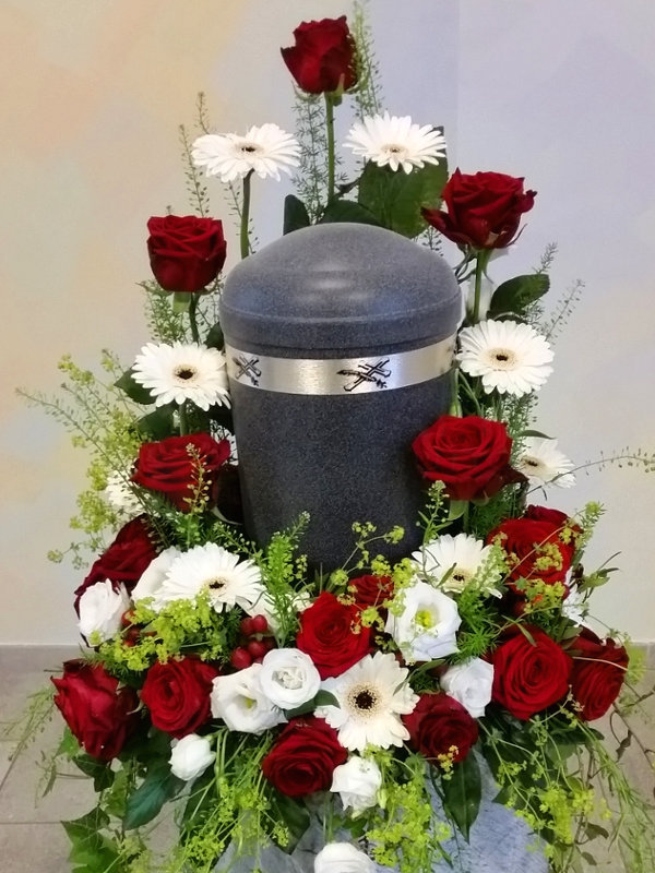 Urnenkranz mit Rosen und Lisianthus, Metallurne