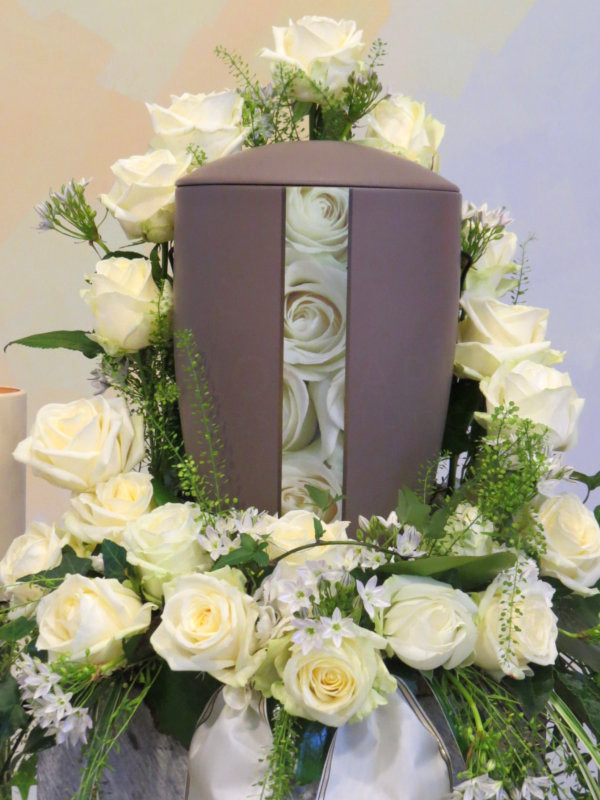 Urnenkranz mit weißen Rosen, Bio-Keramikurne