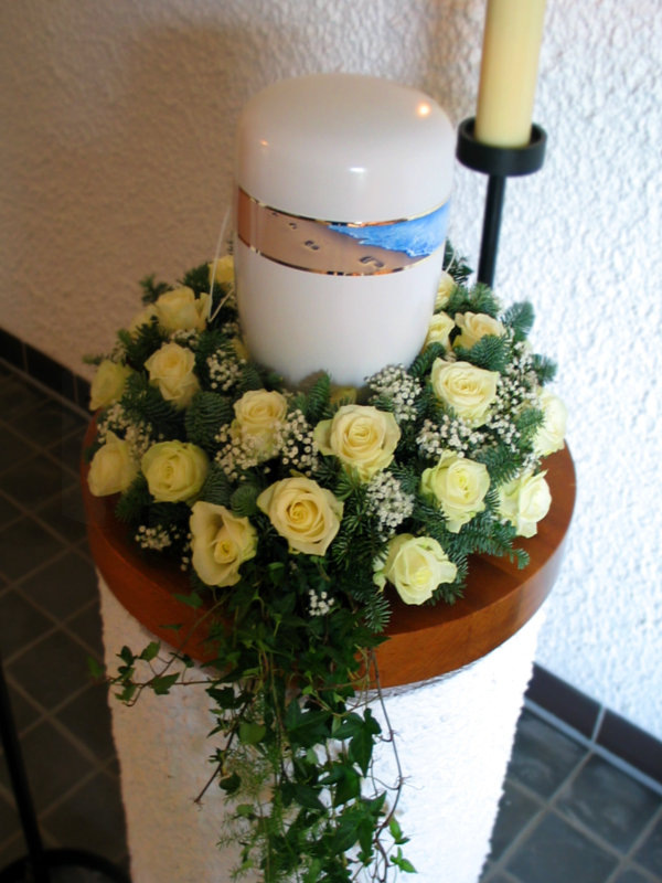 Urnenkranz mit weißen Rosen, Biourne