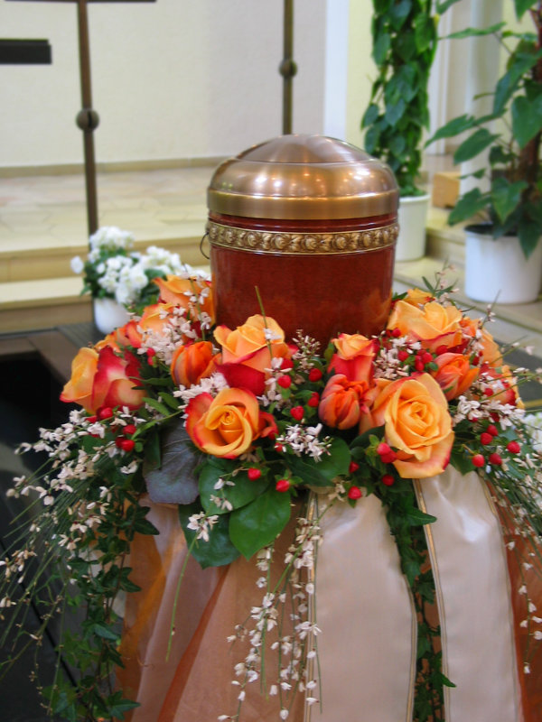 Urnenkranz mit Rosen und Ginster, Cupaturne